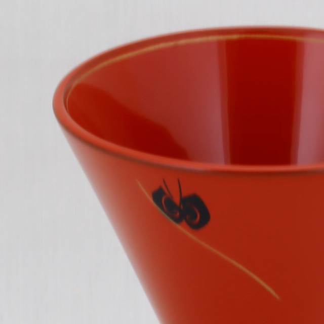 222  輪島塗　ぐい吞み／三角形／蝶蒔絵