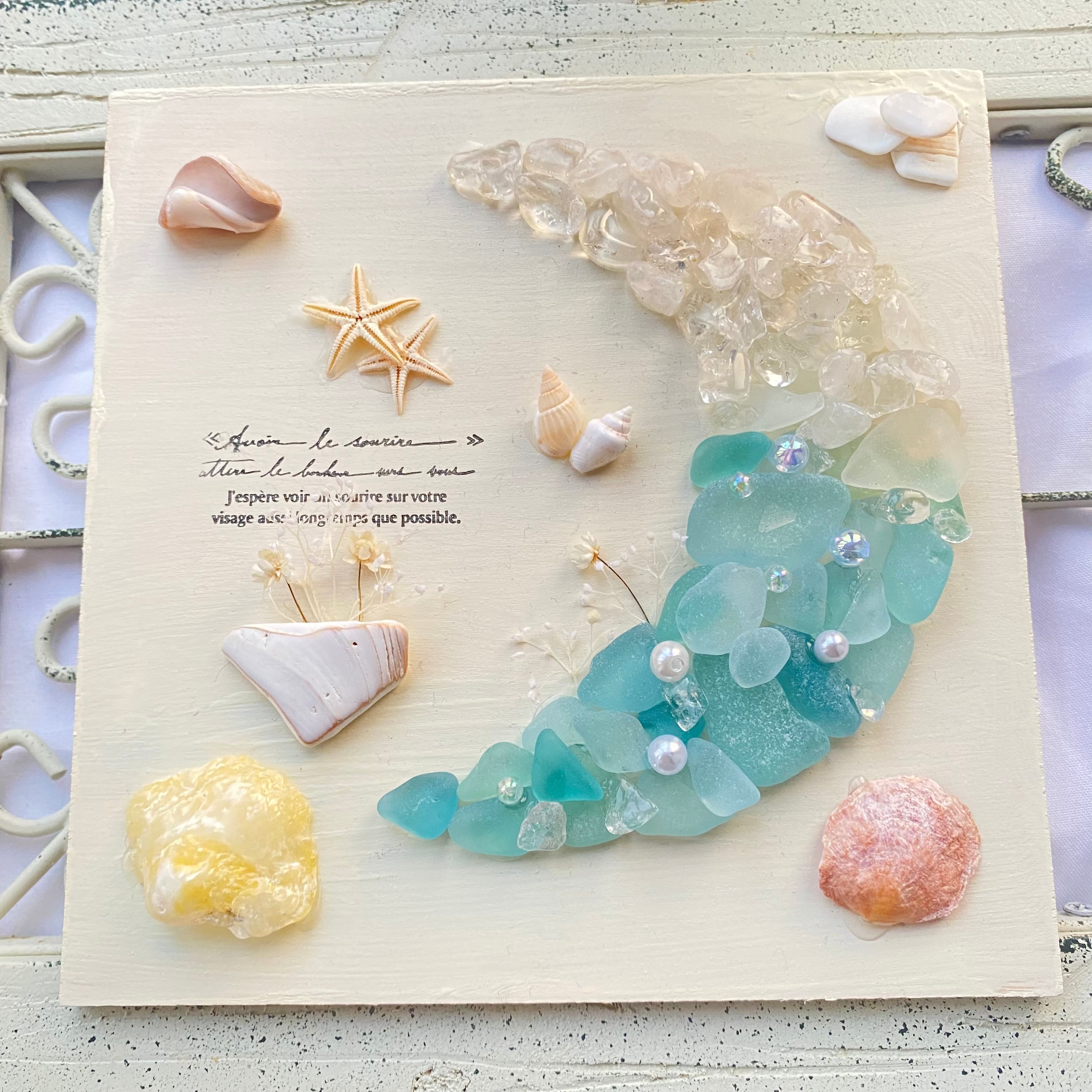 【木製土台】"シーグラスと水晶の三日月"スタンド付き