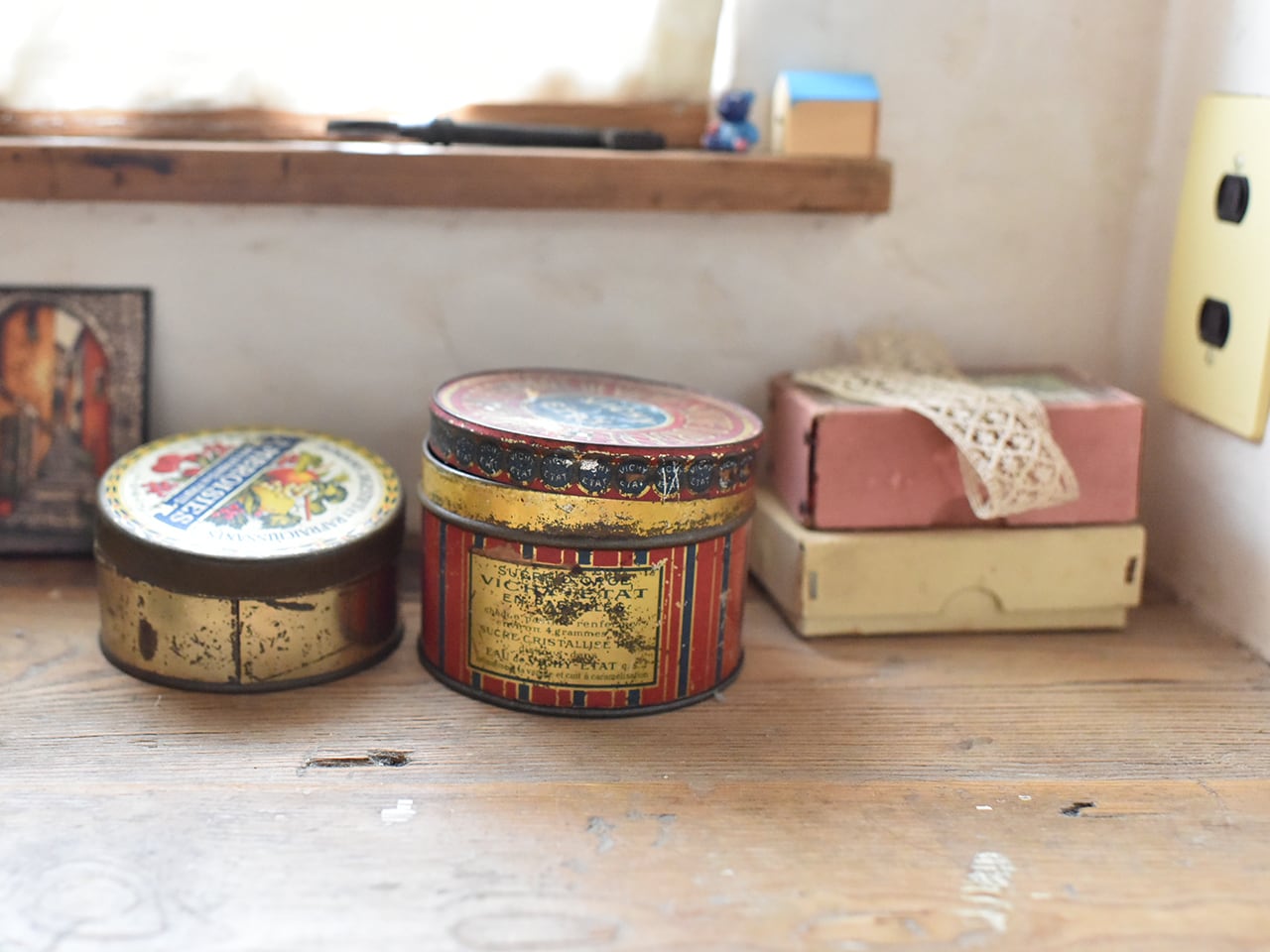 可愛い文字が入った丸いVichy-Etatティン缶 フレンチアンティーク