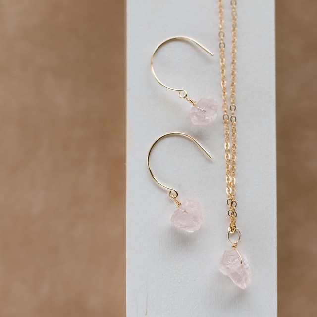 セット販売☆ローズクォーツ原石ラフカットAAA★一粒ペンダントとピアスのセット☆イヤリング変更無料