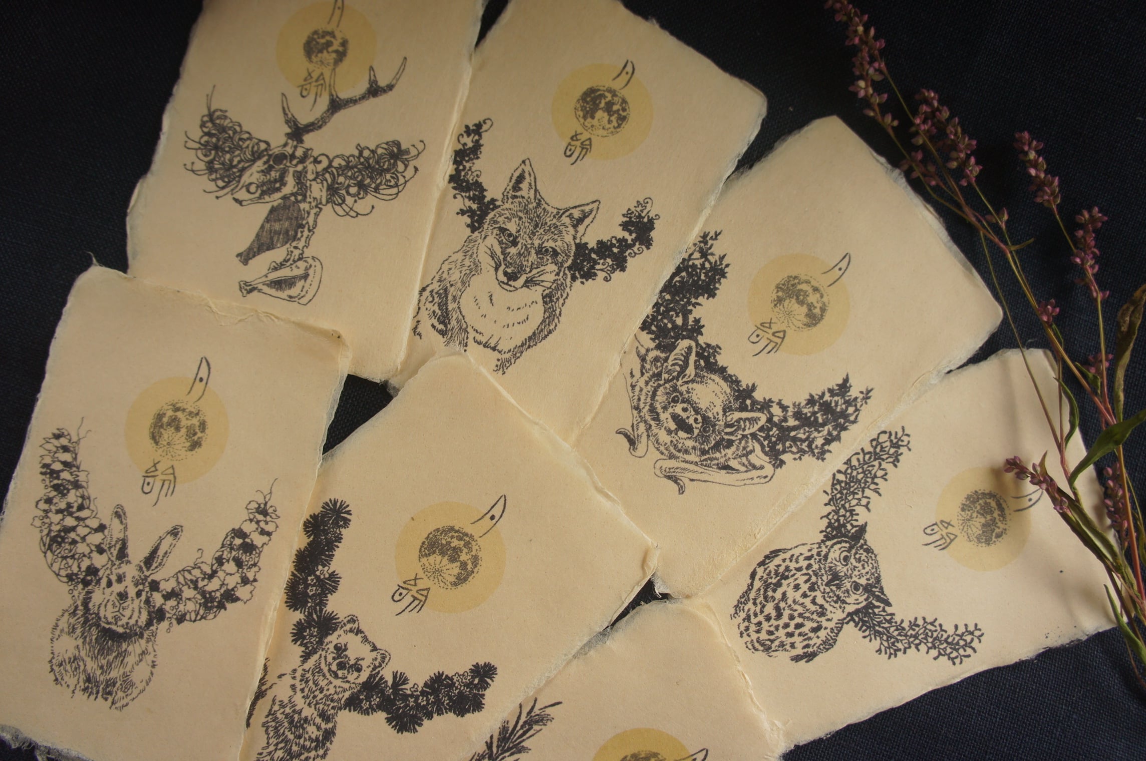 鹿角彫刻の帯留め「月齢」蝙蝠と浮雲 | deer bone 