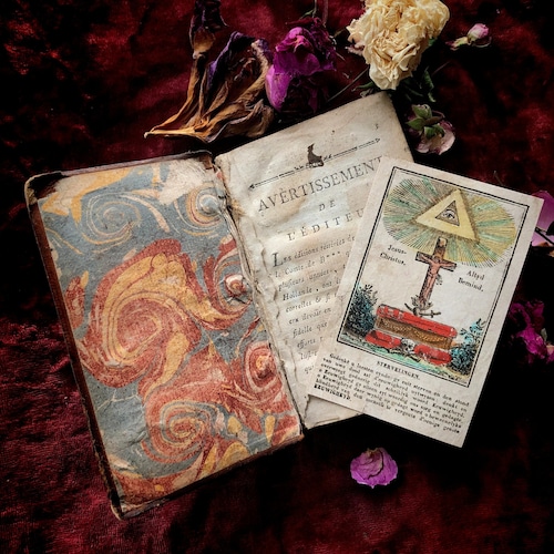 プロビデンスの目のホーリーカードと謎の本
