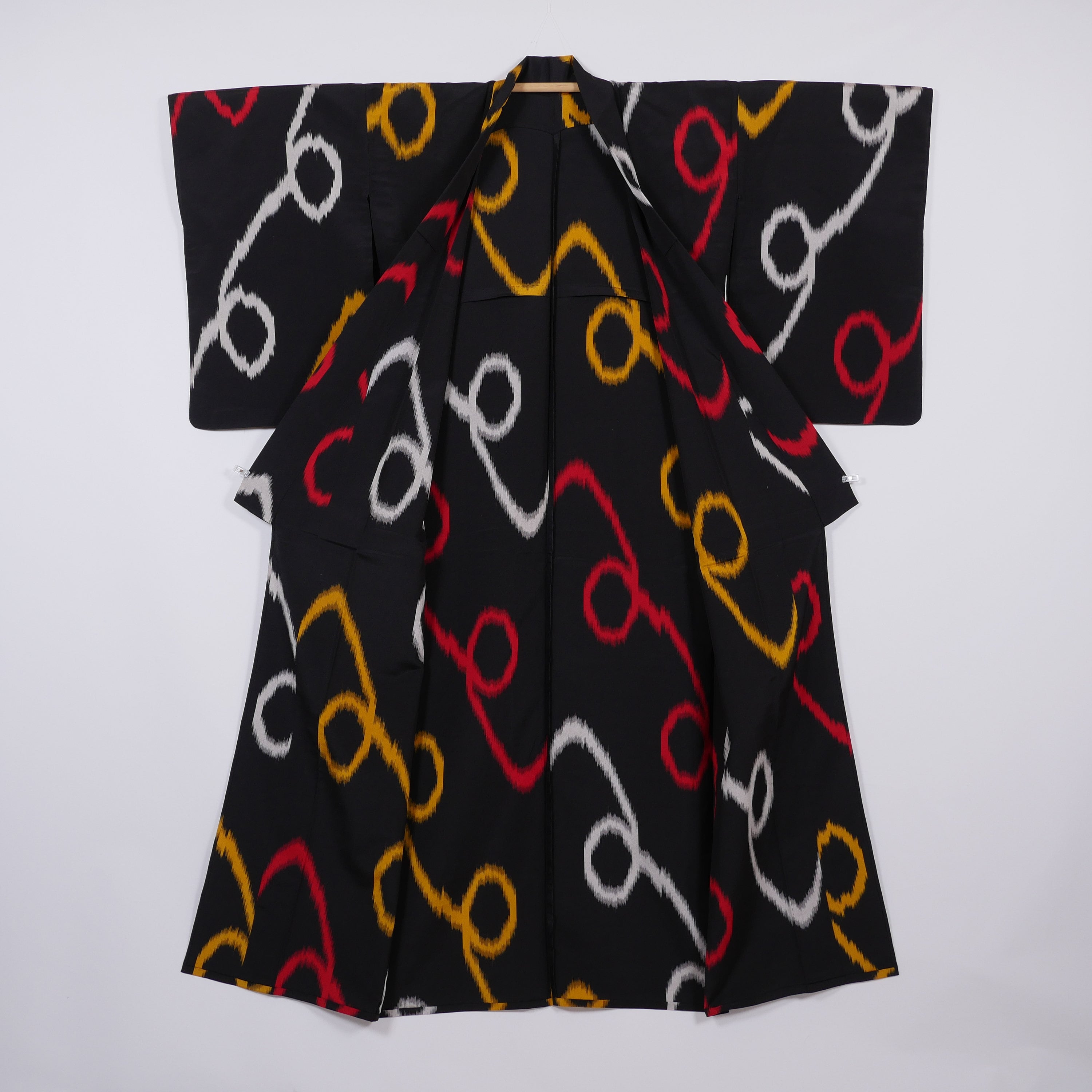 正絹 カラフルな輪柄 御召着物 | Vintage black omeshi kimono with a colorful looped line design