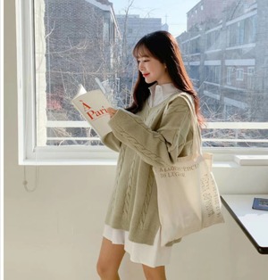 Uネックケーブル編みニット