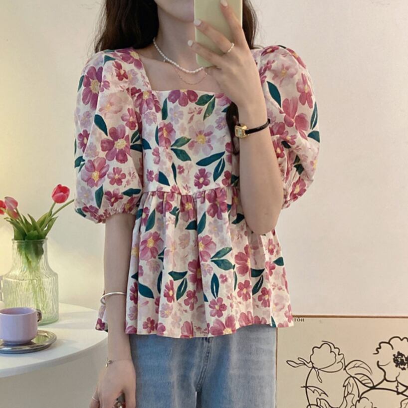 トップス レディース ブラウス M L XL 2XL 3XL 4XL ピンク 花柄 フラワー フローラル プリント シャツ スクエアネック 半袖 パフスリーブ ボリューム袖 ペプラム フレア プルオーバー 体型カバー 二の腕カバー 華奢見え シンプル カジュアル フェミニン キュート ガーリー 大人可愛い おしゃれ 普段使い デート お出かけ 女子会 休日 旅行 通勤 通学 存在感 韓国系 オルチャン ファッション コーデ スタイル モテ サイズ展開豊富 大きいサイズ プラスサイズ 春 夏