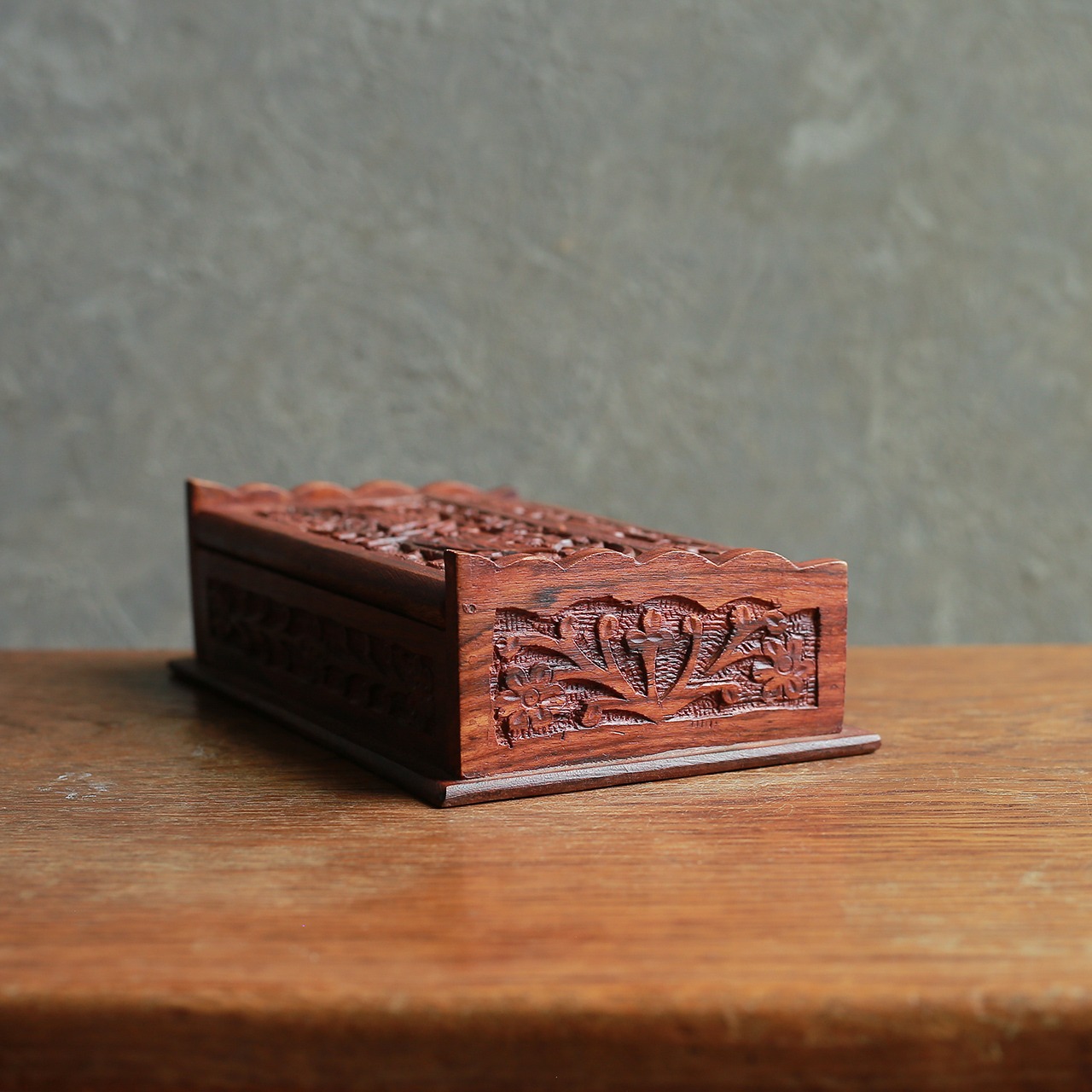 美しい模様の木彫りの箱 23
