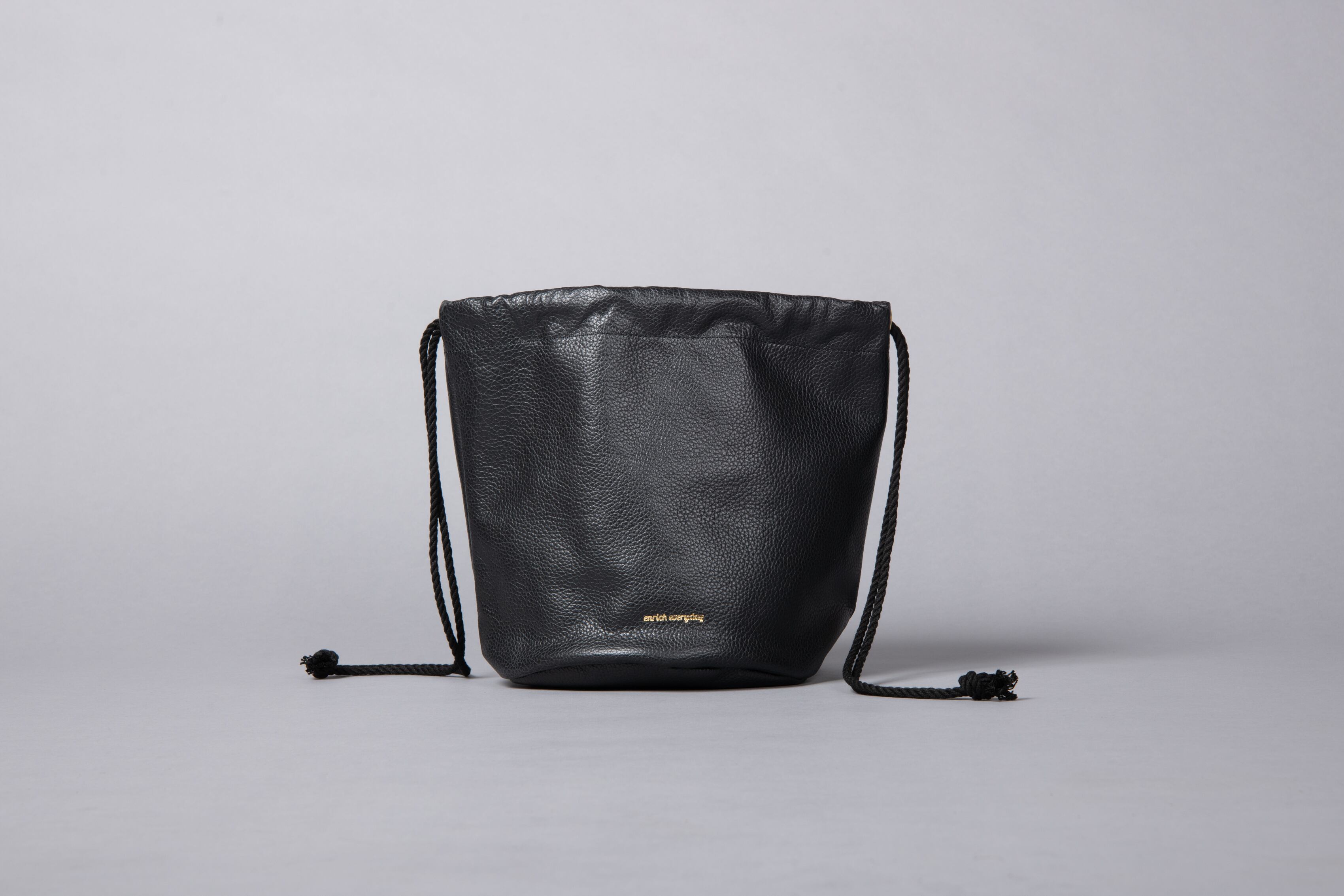 （紐ブラック）enricheveryday Everyday shoulder BAG／BLACK × black（巾着ショルダーバッグ／ブラック ）