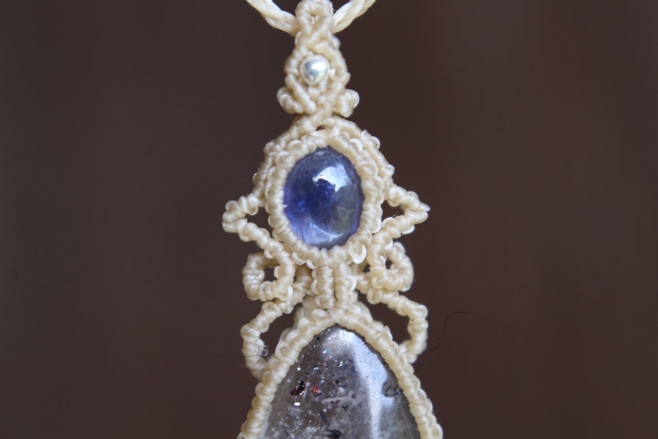 Inclusion quartz & Tanzanite super micro macrame pendant