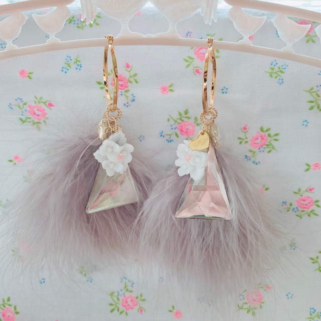 Gray fur and white flowers earrings ファーと花束のピアス　グレー