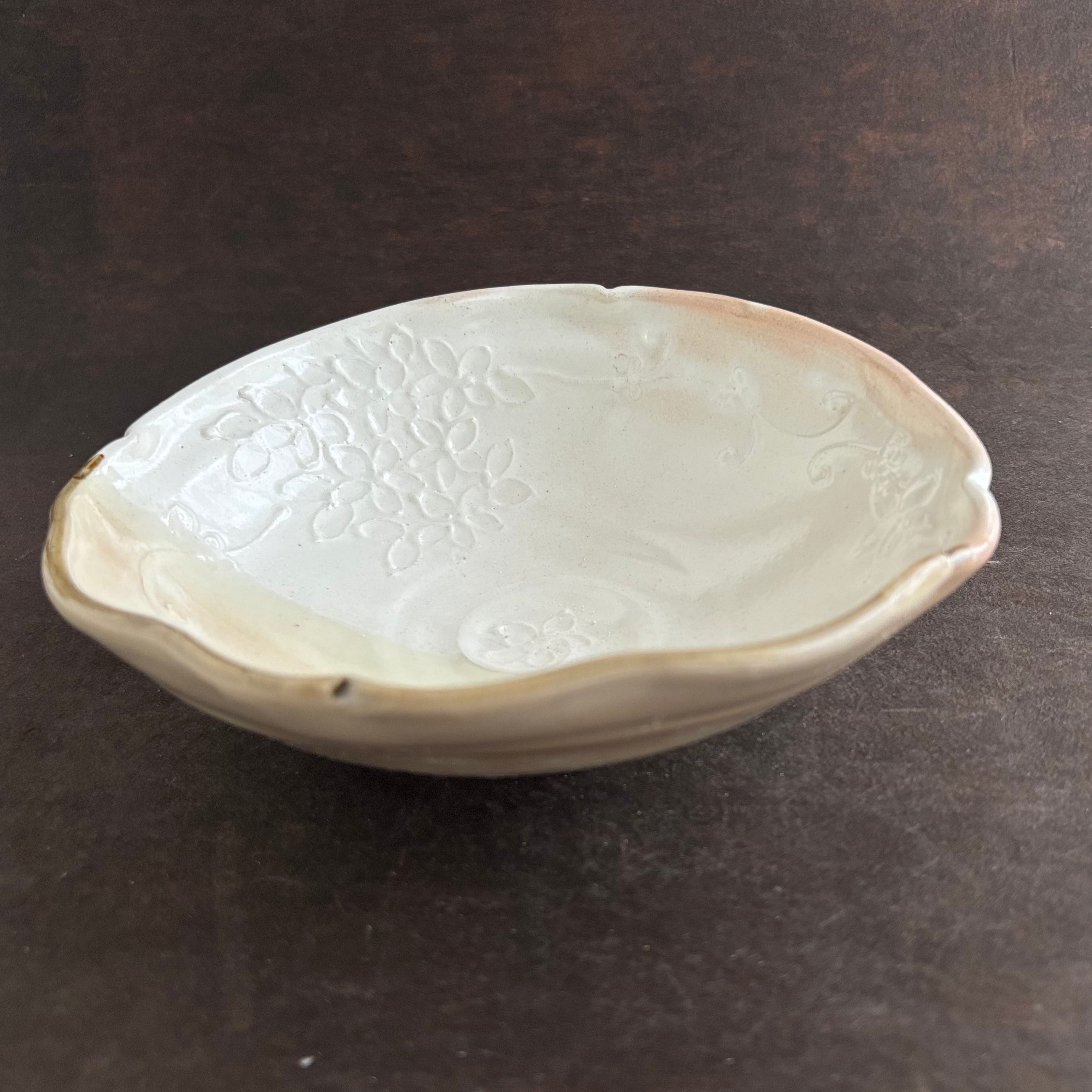 土和のルリエフ粉引き　ひらひら鉢