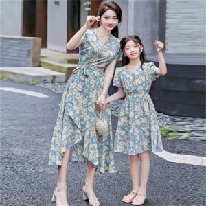 【送料無料】 ワンピース ロングワンピ ロング ひざ丈 アシンメトリー丈 半袖 Vネック Aライン フレア フリル 薄手生地 リボン ベルト エレガント 可愛い 大人可愛い きれいめ シンプル カジュアル シック コンサバ 華やか 大人 上品 おしゃれ お洒落 レトロ こなれ感 高見え フェミニン 花柄 夏 レディース 女性用 ママ 20代 30代 40代 デート お出かけ 女子会 お呼ばれ 休日 お茶会 授業参観 着回し 普段使い ファッション コーデ スタイル 楽ちん 体型カバー プチプラ 着痩せ