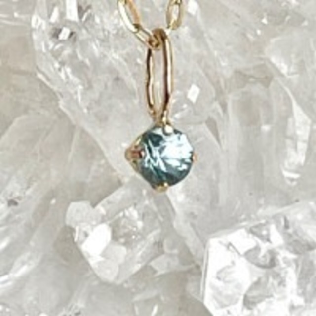 【希少】【超美石】ブルージルコン　18金　プチペンダントトップ　6095