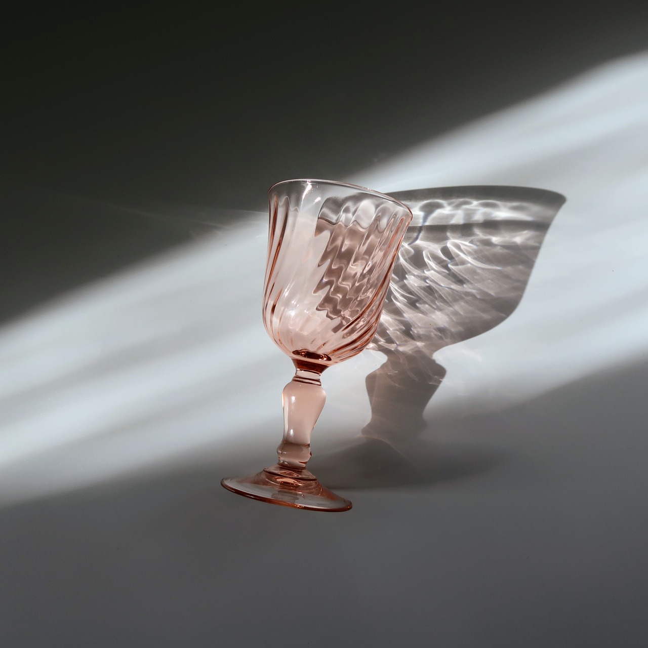 ピンクのワイングラス