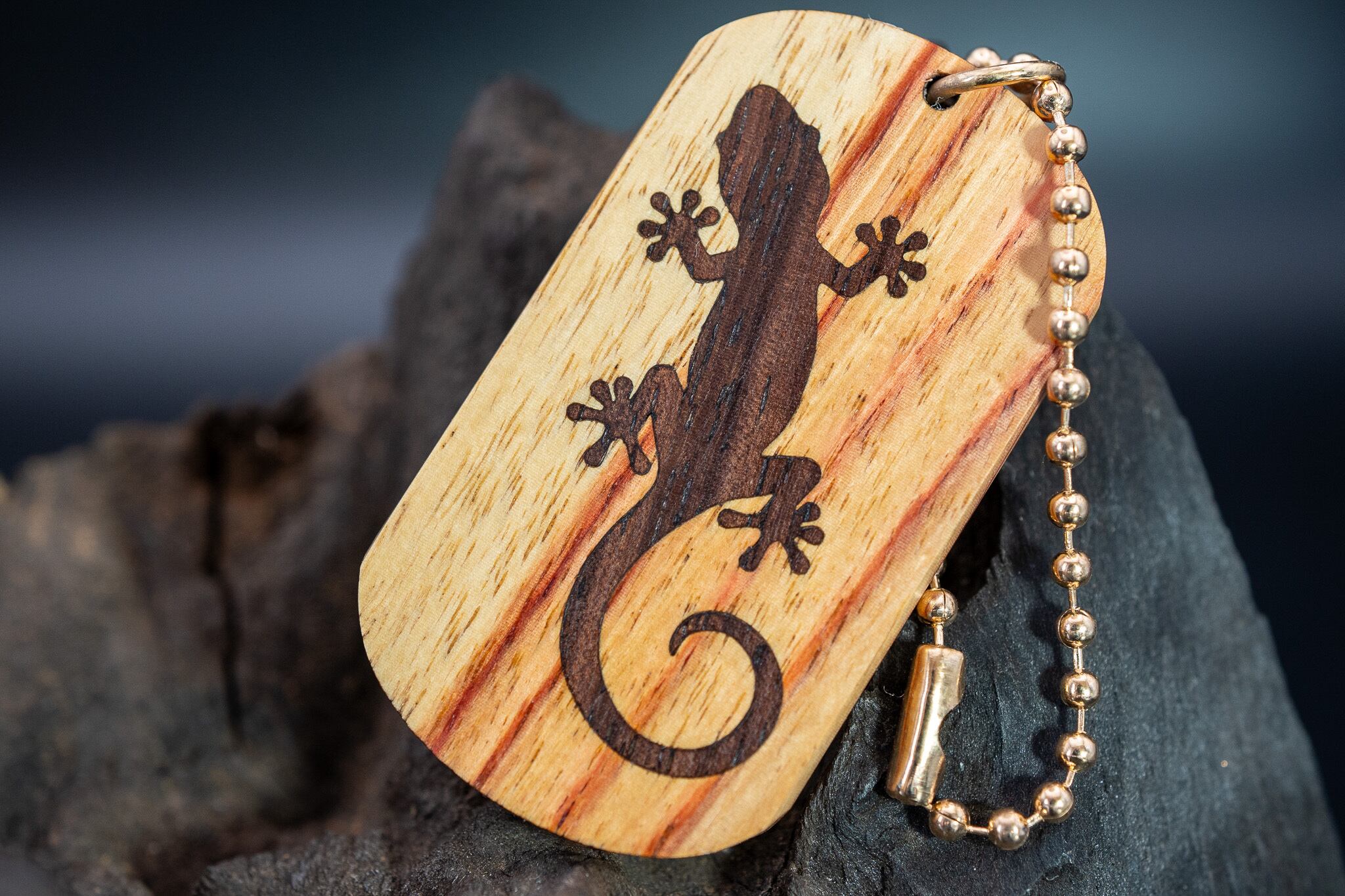 【 木材の女王】チューリップウッド ドッグタグ 象嵌 木登りトカゲ