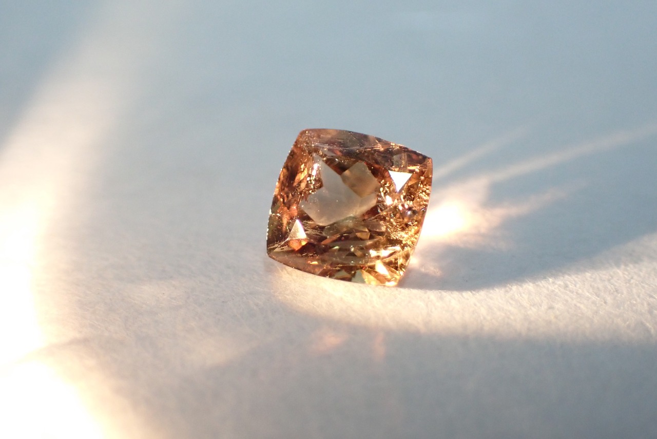 アキシナイト　0.88ct　[C7‐240]