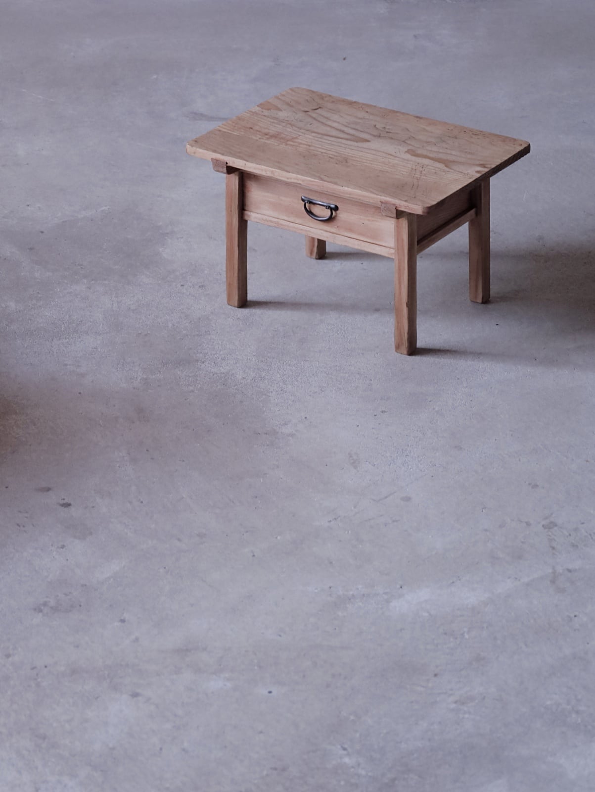 古い小ぶりな古い鉄脚と古材のテーブル 【公式通販】