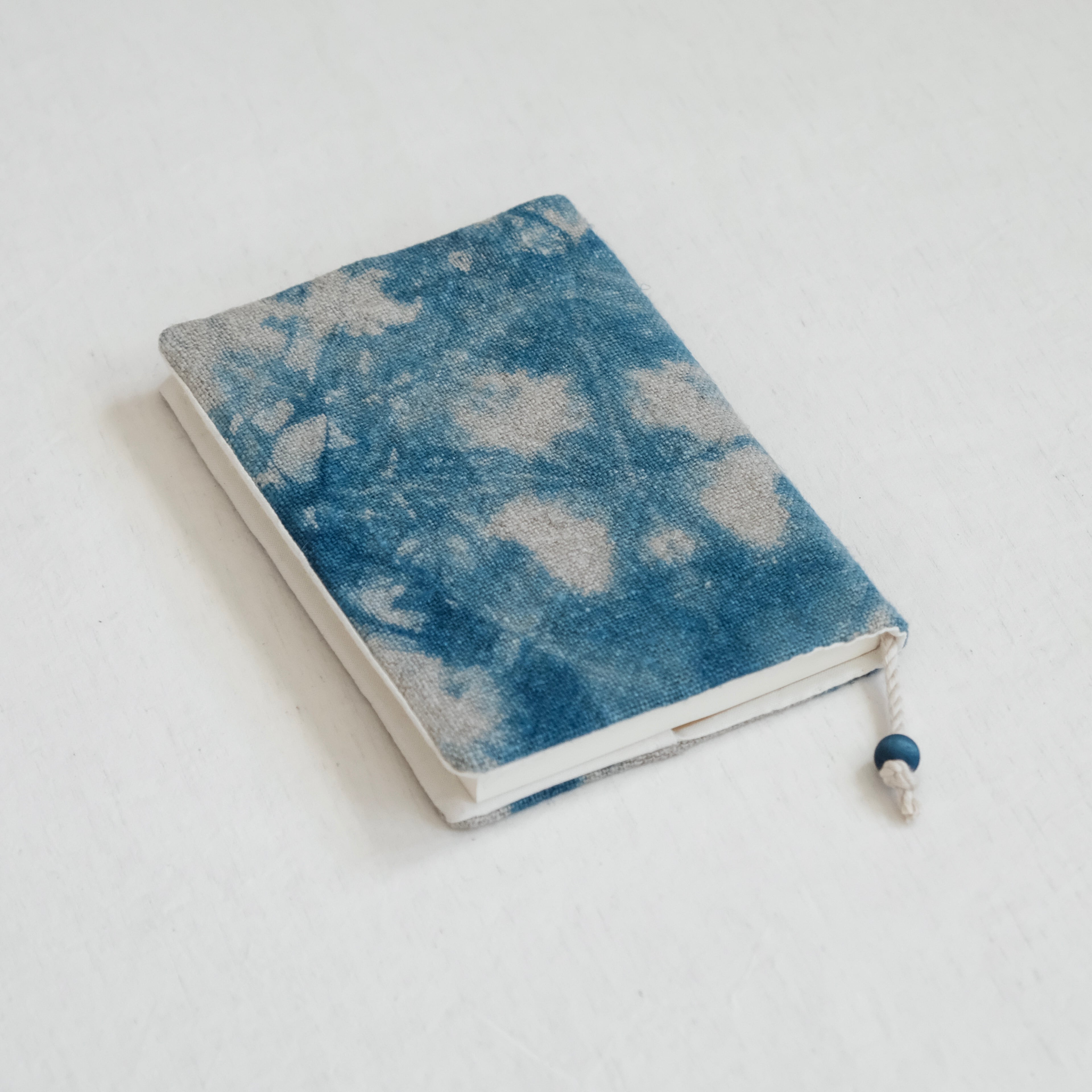 藍染めリネンのブックカバー〈 斑 〉 #01