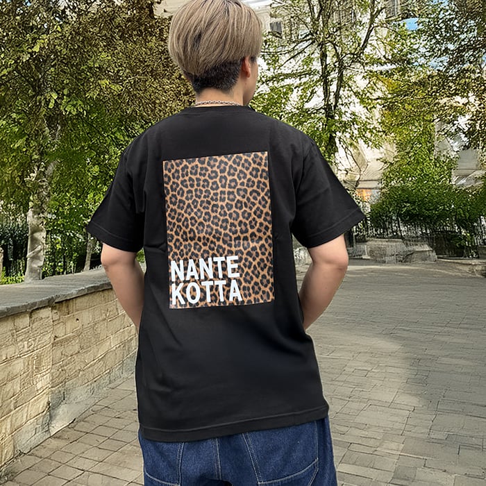 "なんてこった"レオパード・ボックスロゴTシャツ