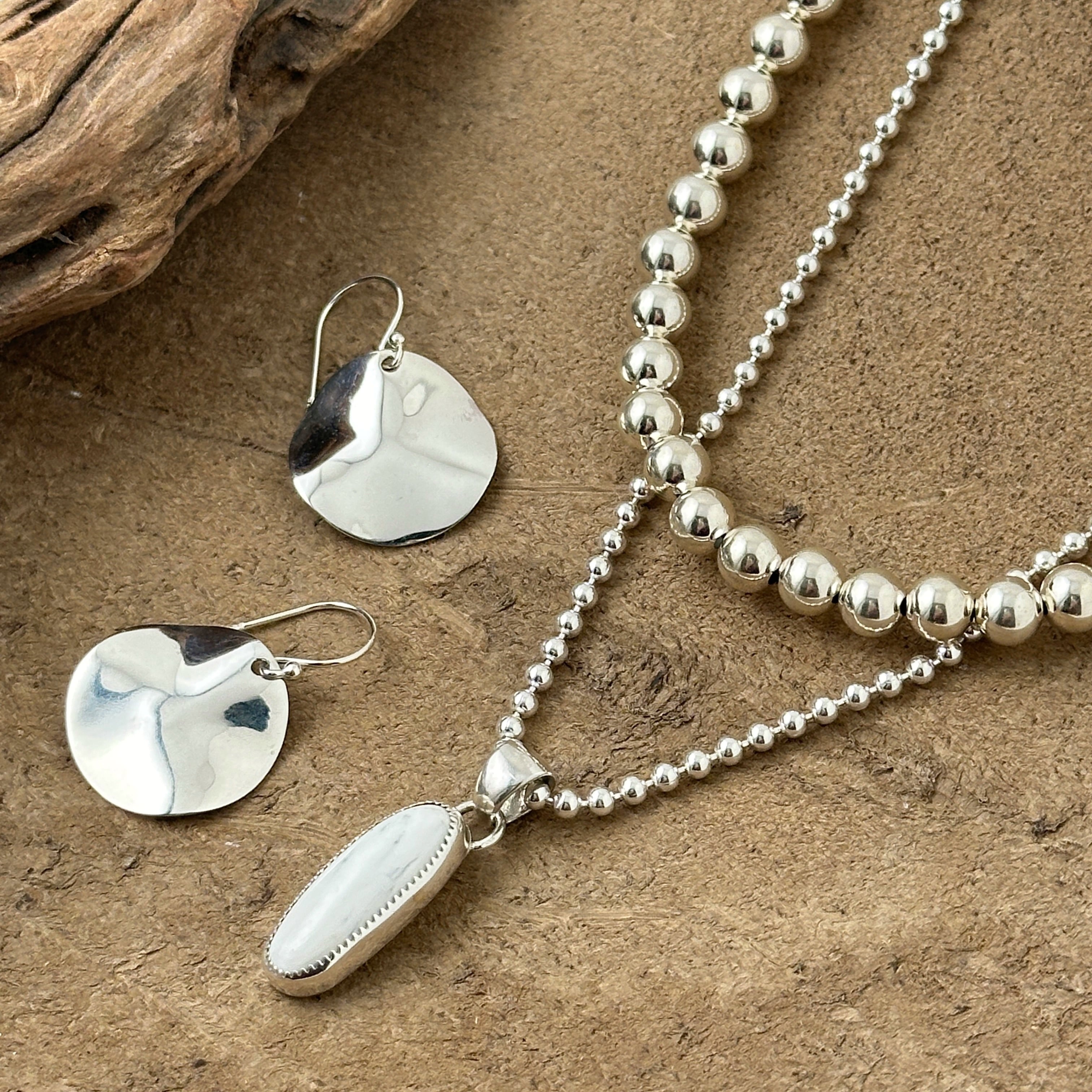 Indian Jewelry 》ホワイトバッファロー スリム オーバル型 M
