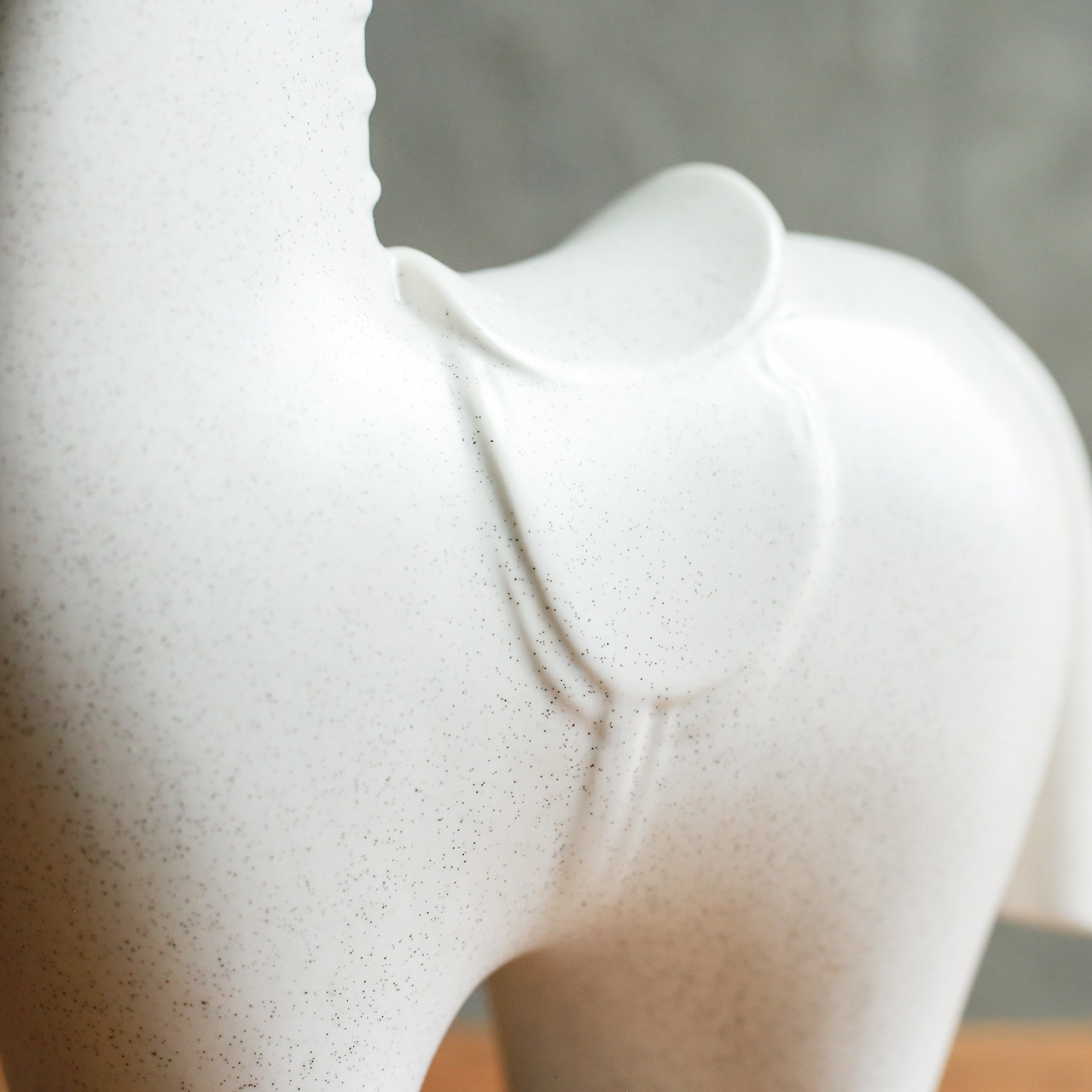 コロンとなめらかな、磁器の白い馬 1