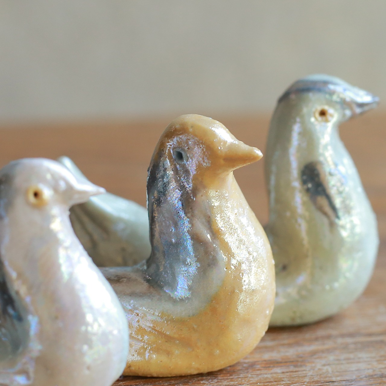 色とりどりの水鳥が集う、陶器の箸置き