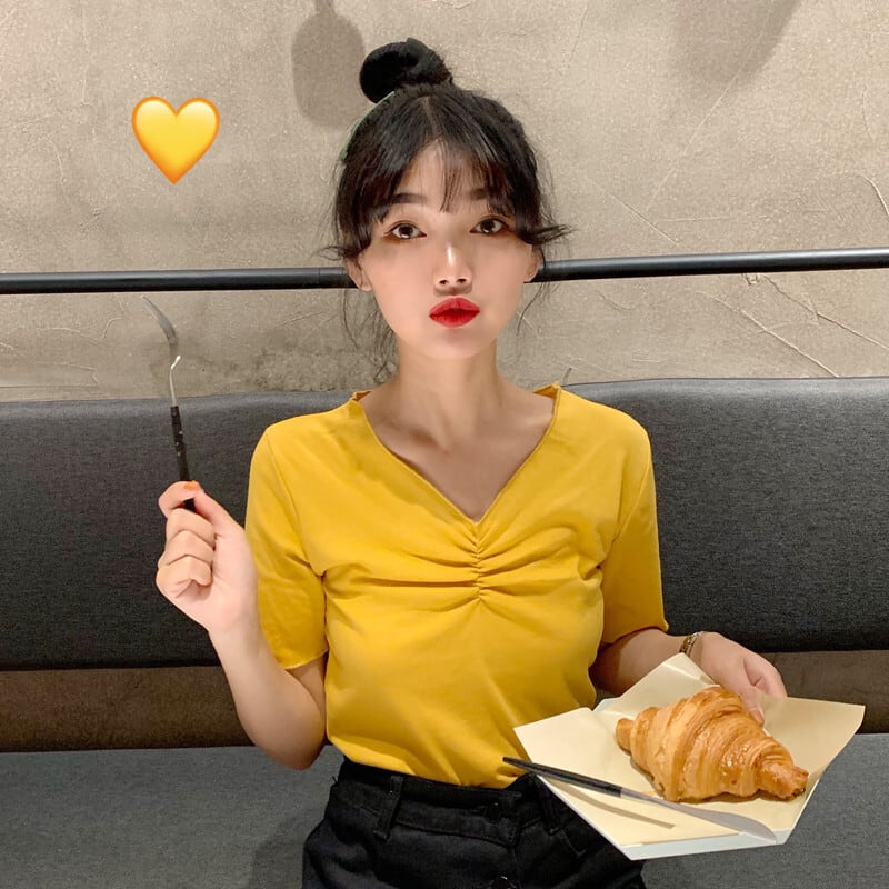 2020年夏の半袖の女性の夏の新しいスタイルのスリムスリムブラックトップネットレッドインスーパーファイヤーVネックTシャツトレンド 1号婦人32155235826