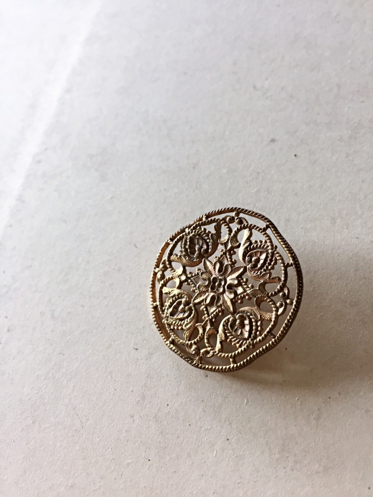 19世紀 フランス 2.6c 金の蘭と心臓型の葉と透かし彫りメタルボタン アンティーク