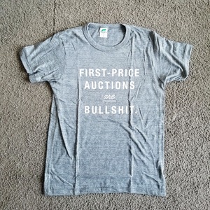 "First-Price Auctions are Bullshit."  グレーTシャツ【白プリント】
