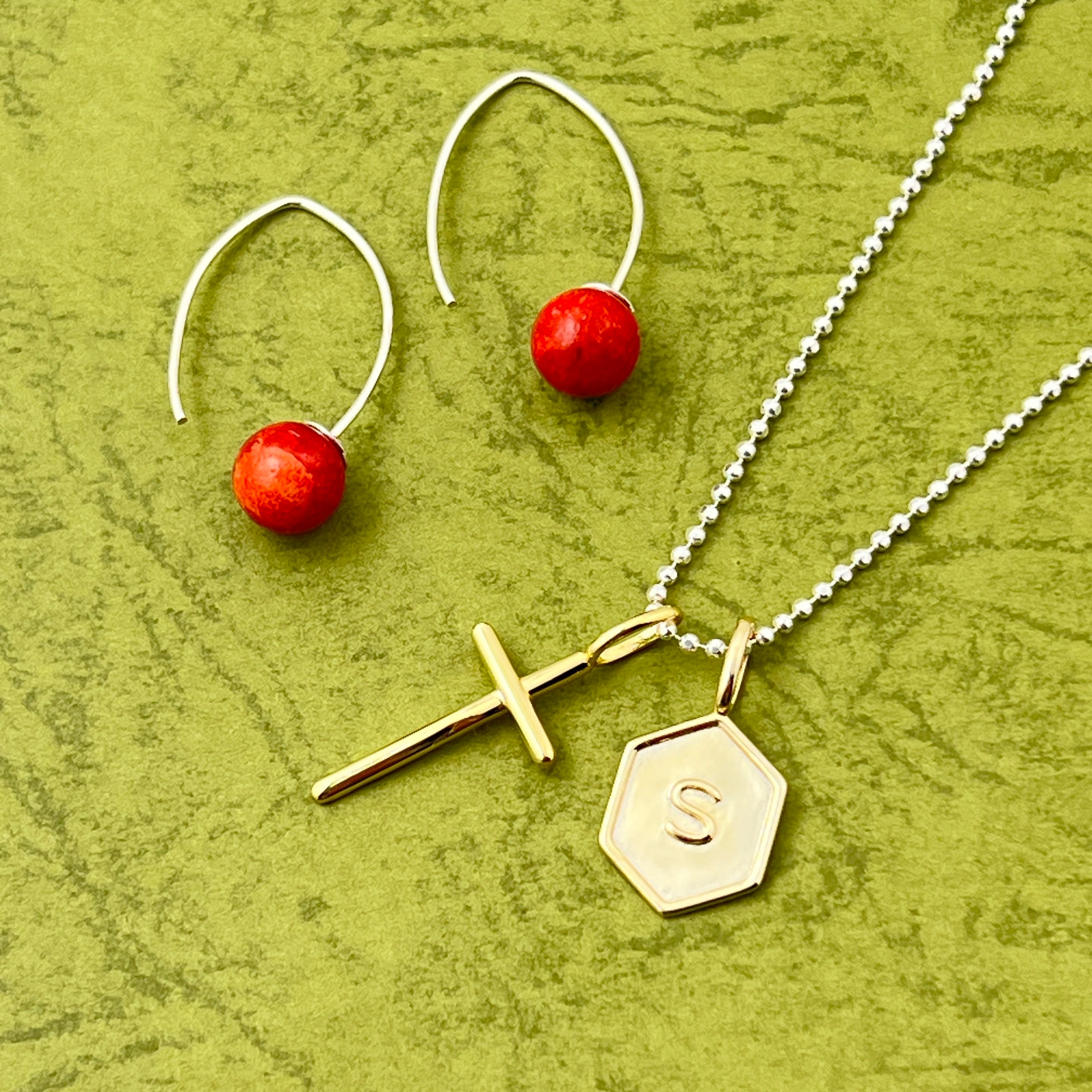 Gold coating クロス + ハニコム イニシャル ペンダント TOP 2つ