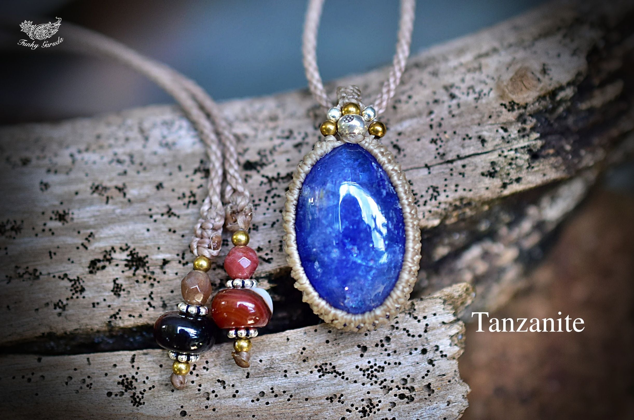 虹夜』オーロラカラーラブラドライトとタンザナイトのマクラメ