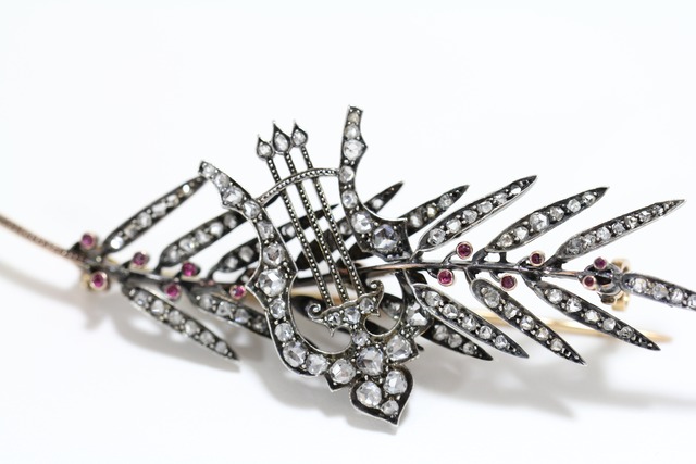 Neoclassical French diamond brooch
