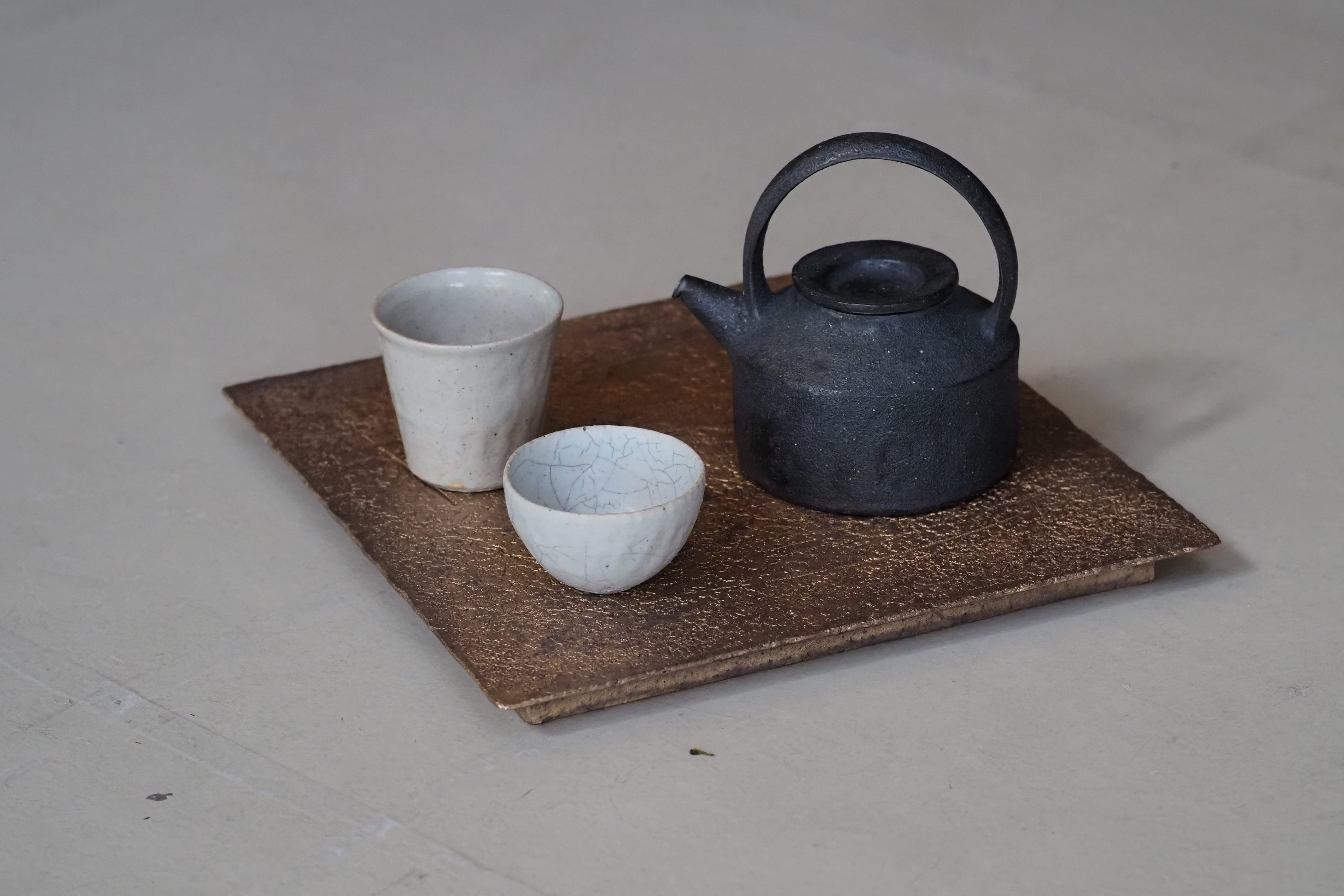村上 躍 48. 金彩焼締角盤皿 | 陶屋なづな