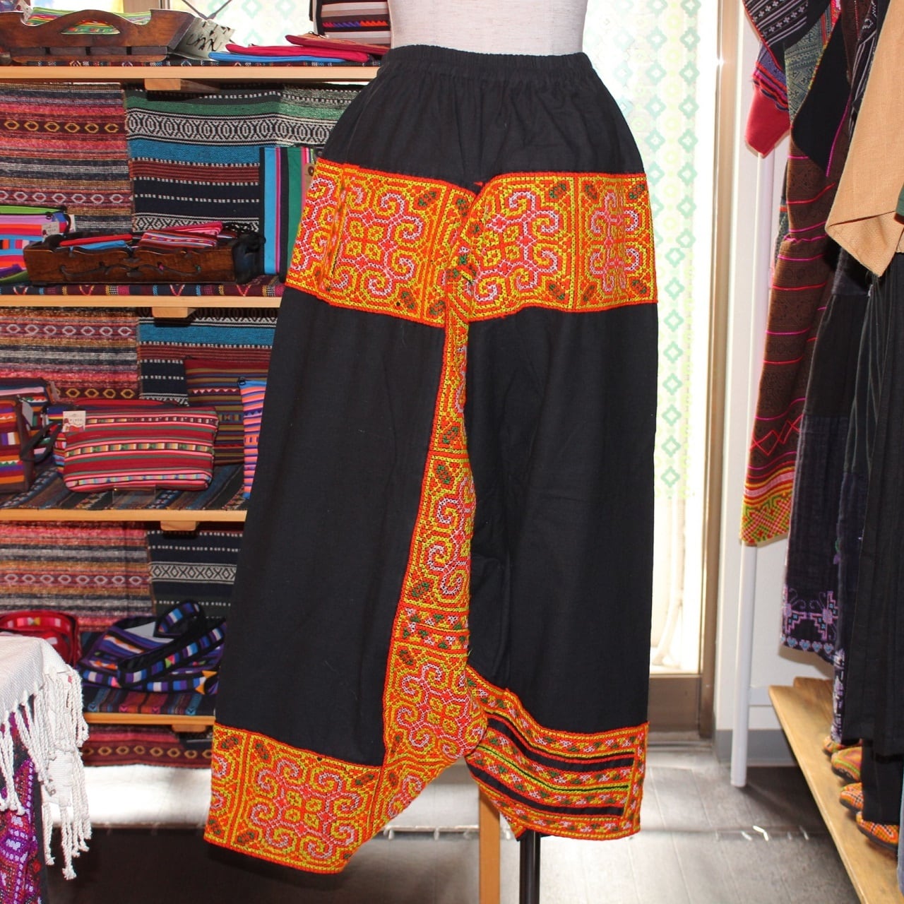 モン族刺繍サルエルパンツ[C] | タイの民族刺繍雑貨・衣料スアイチャイ