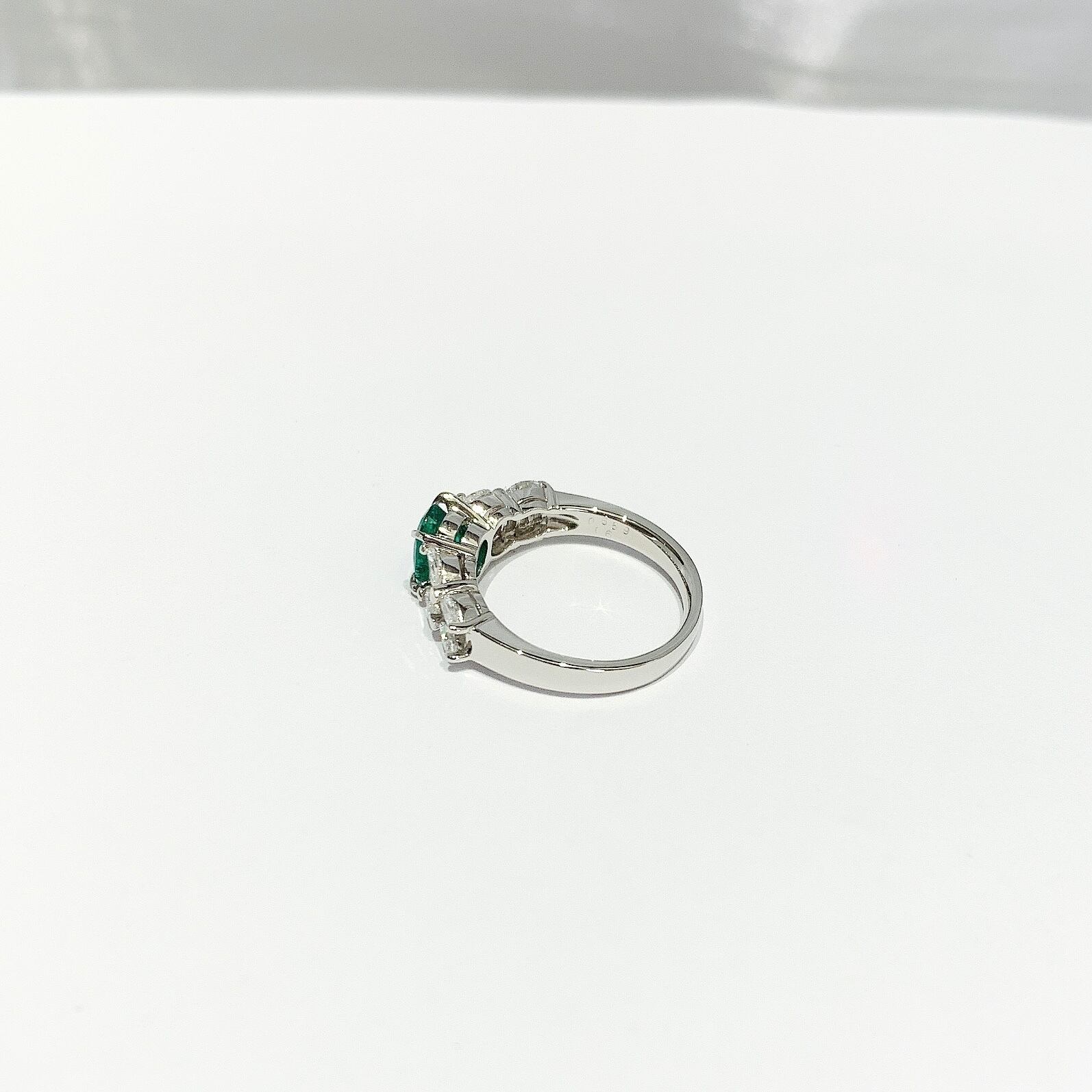 天然エメラルド0.659ct 天然ダイヤモンド0.6ct PT900 リング 鑑別書付 