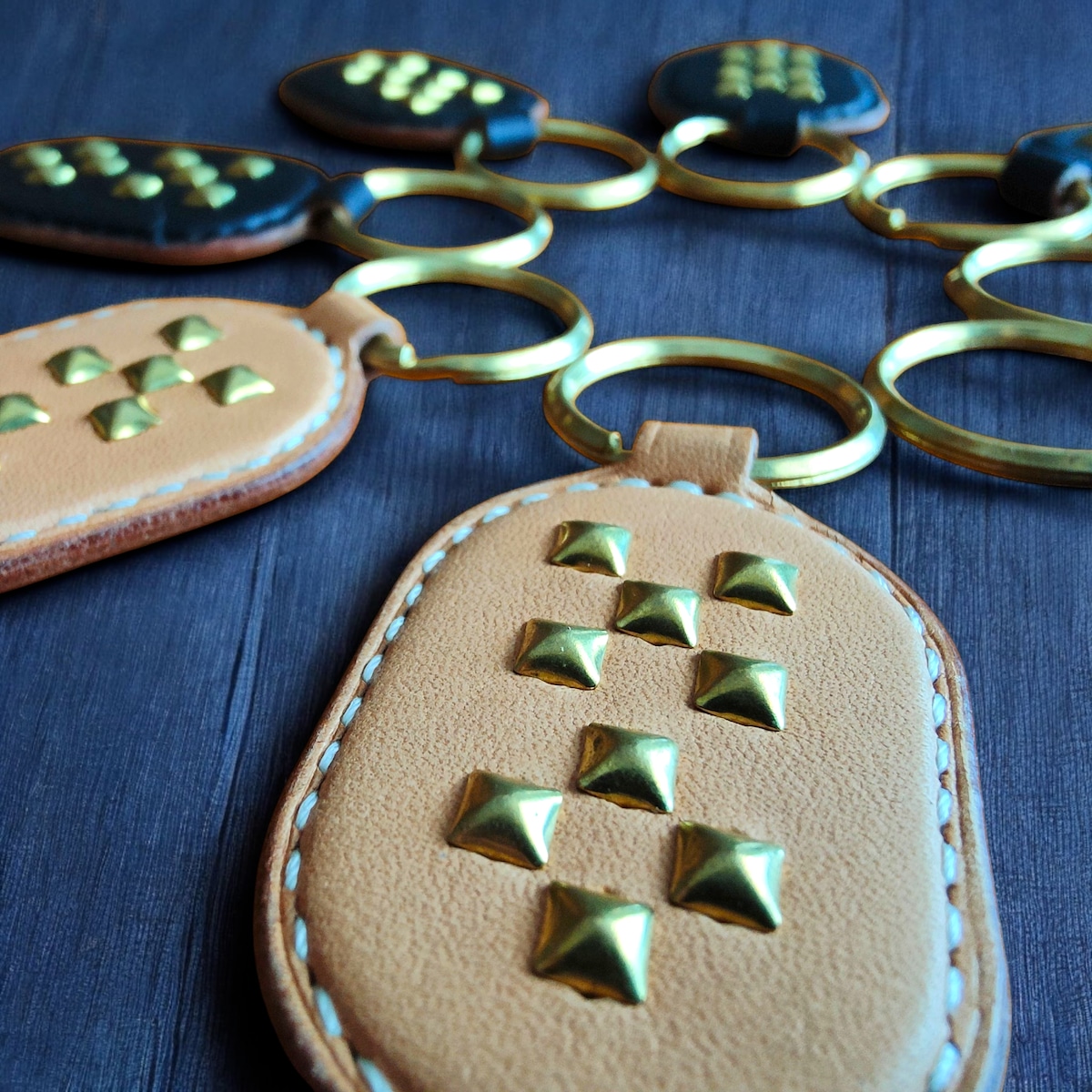 沖縄の伝統的な柄「ミンサー柄スタッズキーホルダー」 | COCOPLISH