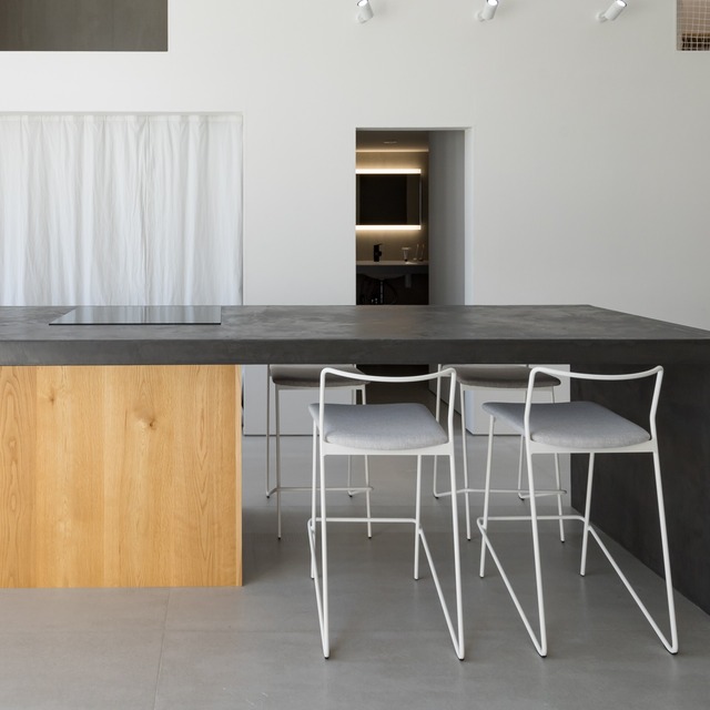 鉄が描く、ひとふで書きの美しさ。【feliceカウンターチェア630（FEL1876 FB-AA）】カフェカウンター　国産家具　カウンタースツール　アイアンチェア　