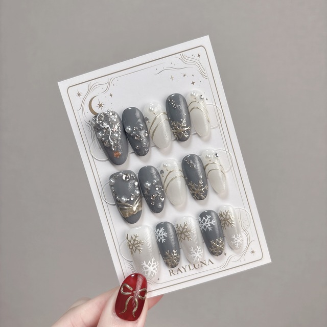 【#857】クリスマスデザイン繰り返し使える【プレミアム】ネイルチップ15枚セット／ロング オーバル／XY417