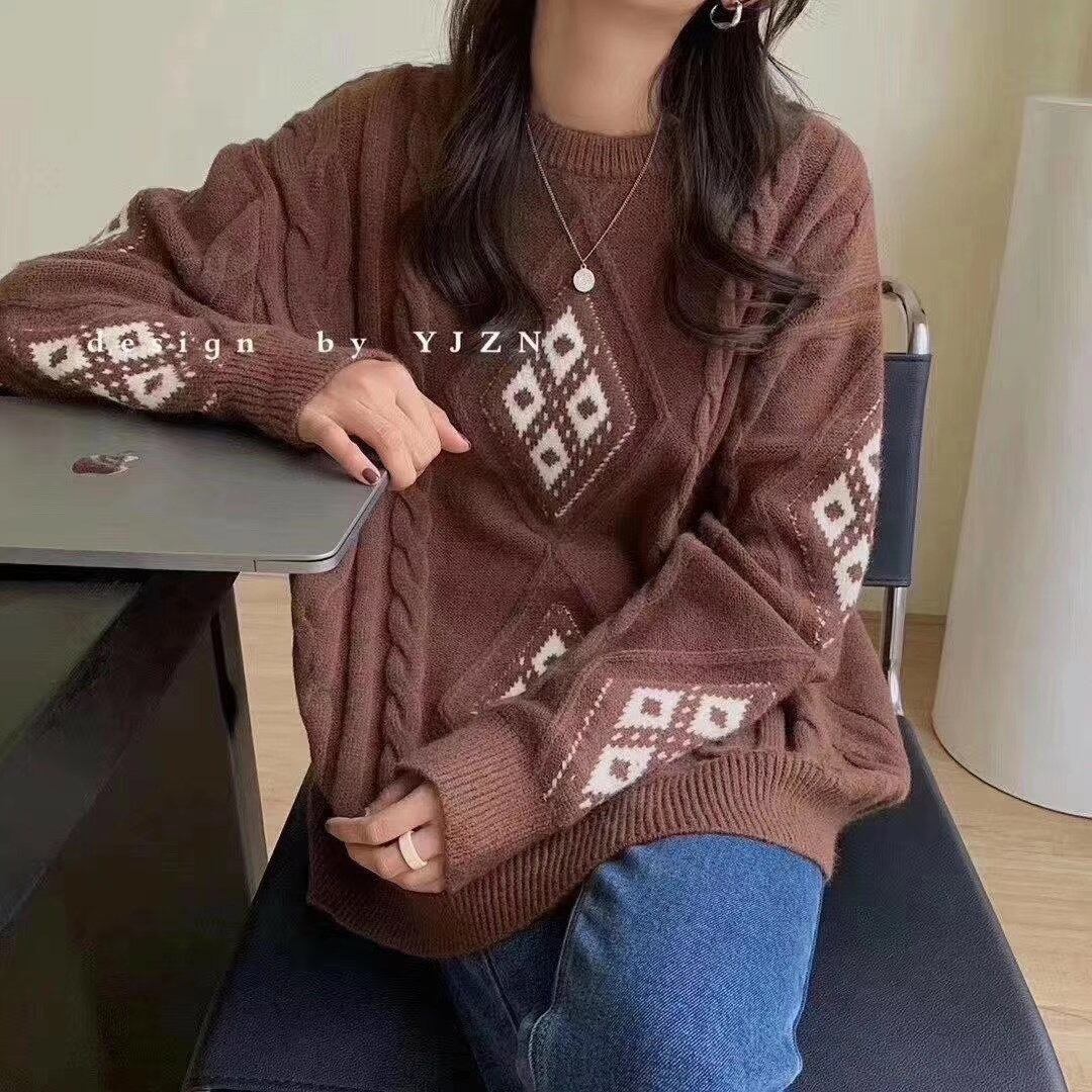 ケーブル編みニット