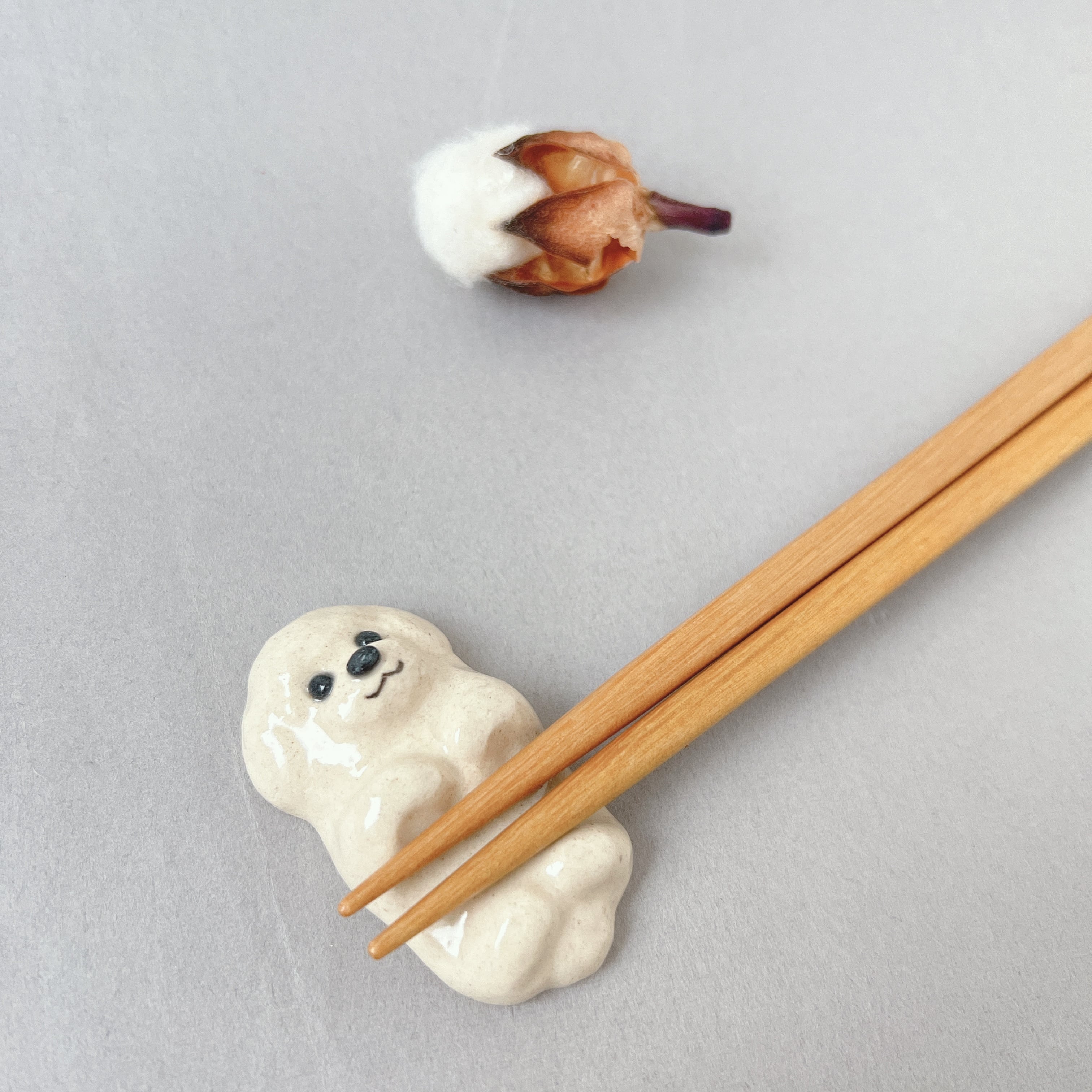 トイプードルの箸置き（クリーム色）仰向け | 陶器のことり