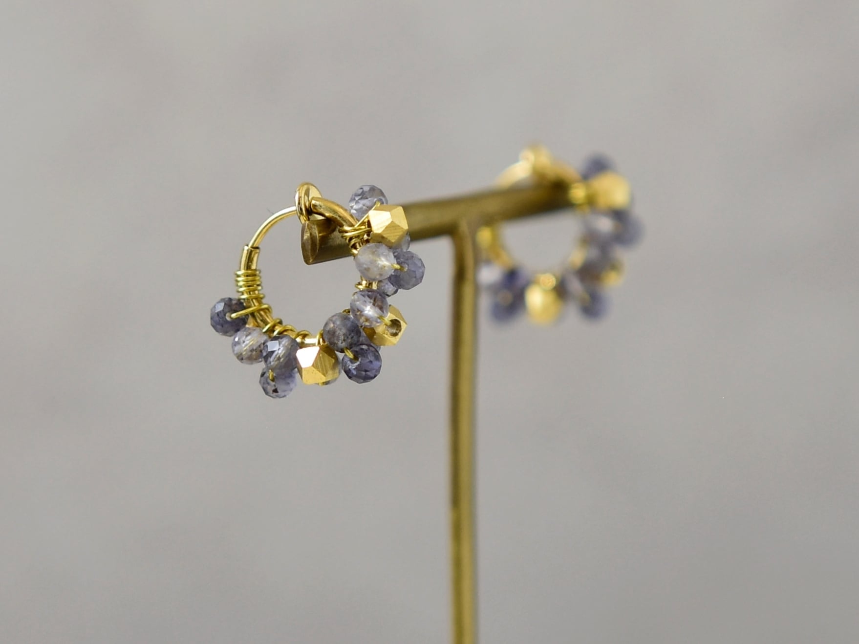 【フープピアス/フープイヤリング】アイオライトに輝くマットゴールドの星(宵空)