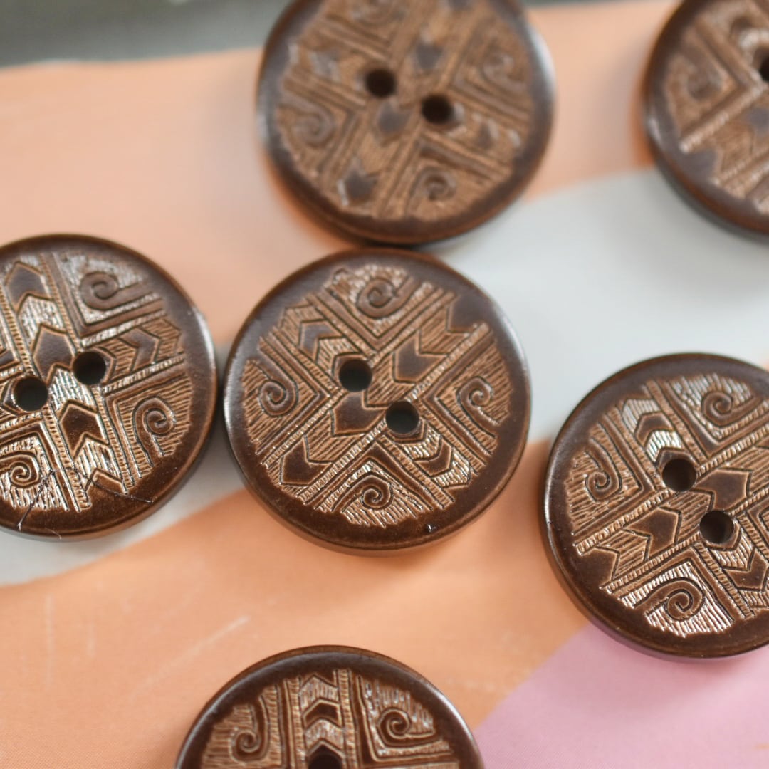 ヨーロッパ クロスディープブラウン 2穴 18㎜