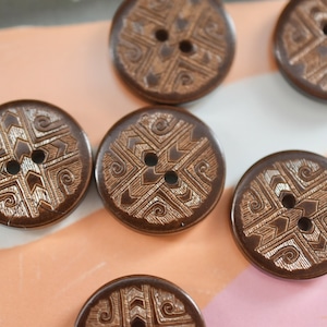 ヨーロッパ クロスディープブラウン 2穴 18㎜