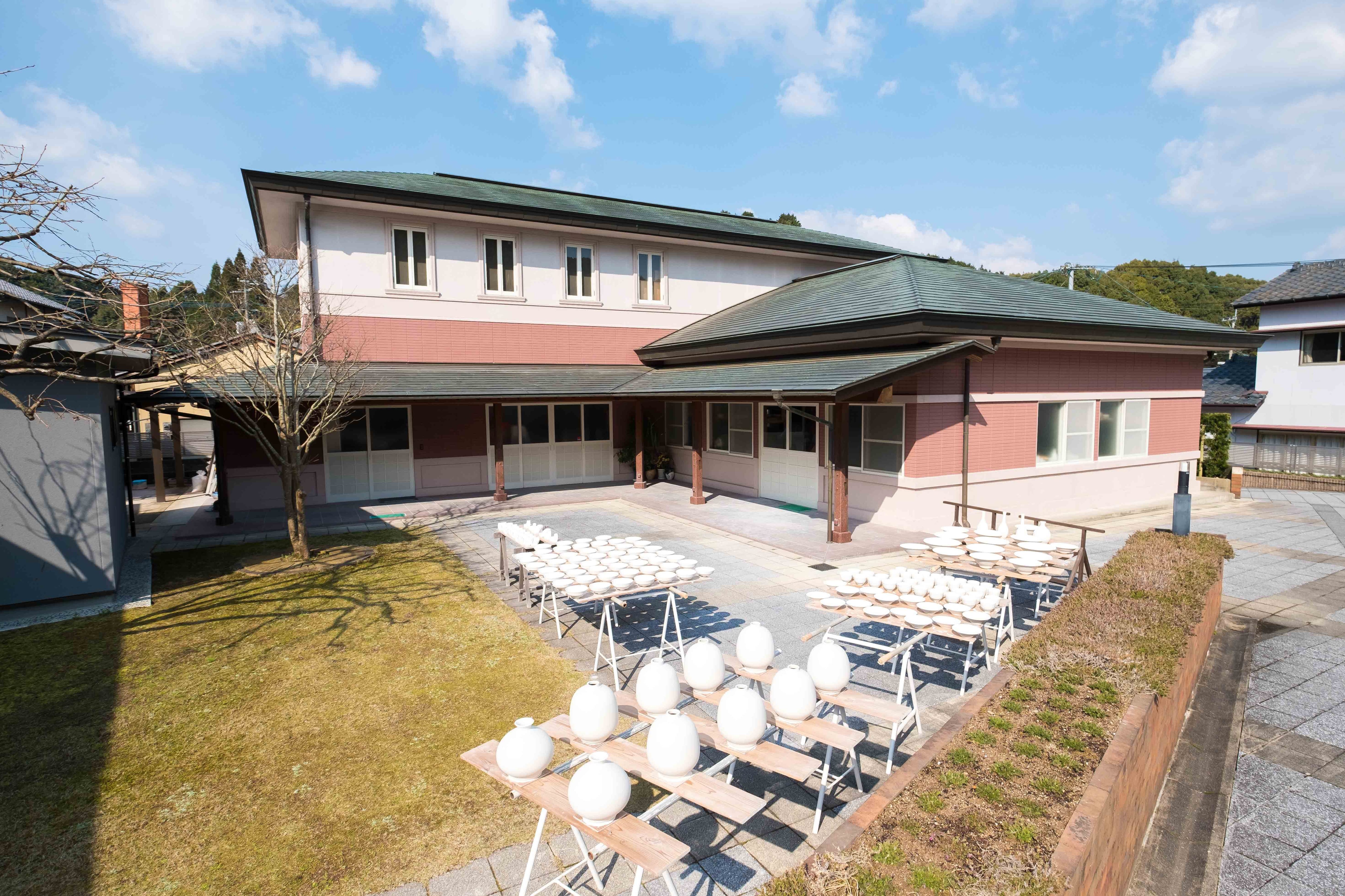 井上萬二窯作】白磁椿彫文銘々皿（小） | 井上萬二窯 INOUE MANJI KILN