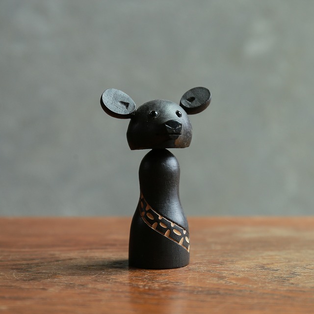 くりっとした目で見つめる、木彫りのクマ（親）