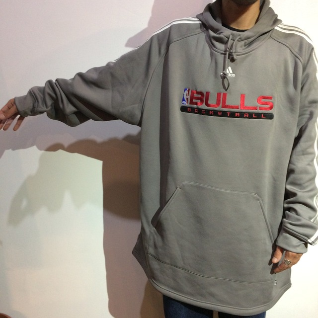 『送料無料』 新品タグ付き adidas シカゴブルズ 刺繍ロゴ ビッグパーカー XL