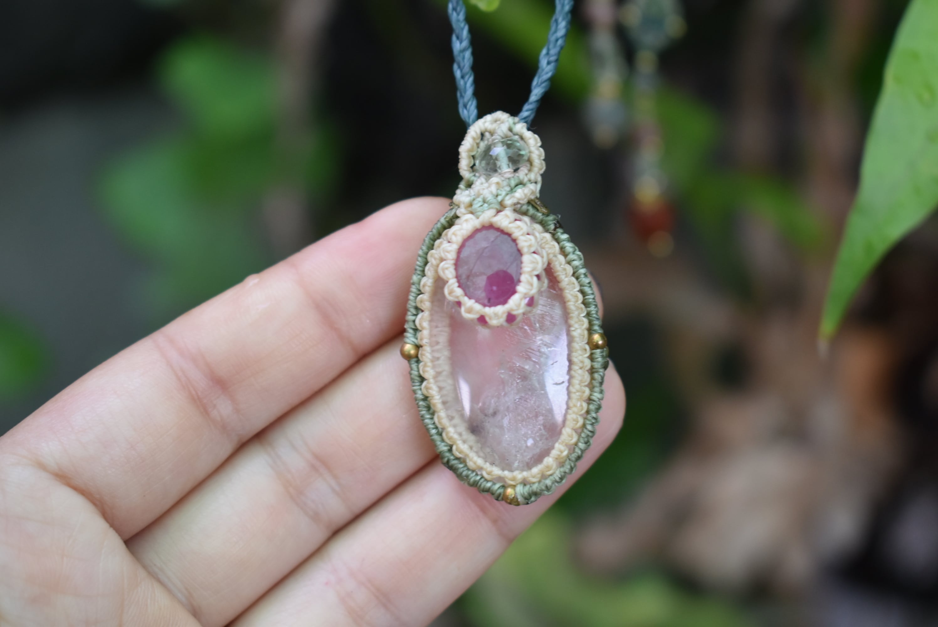 3色ピンクのお花と虹★ルビーとローズクォーツ マクラメペンダント