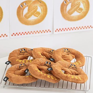 【GOODS】韓国風パン型スマイル刺しゅう音鳴るおもちゃ