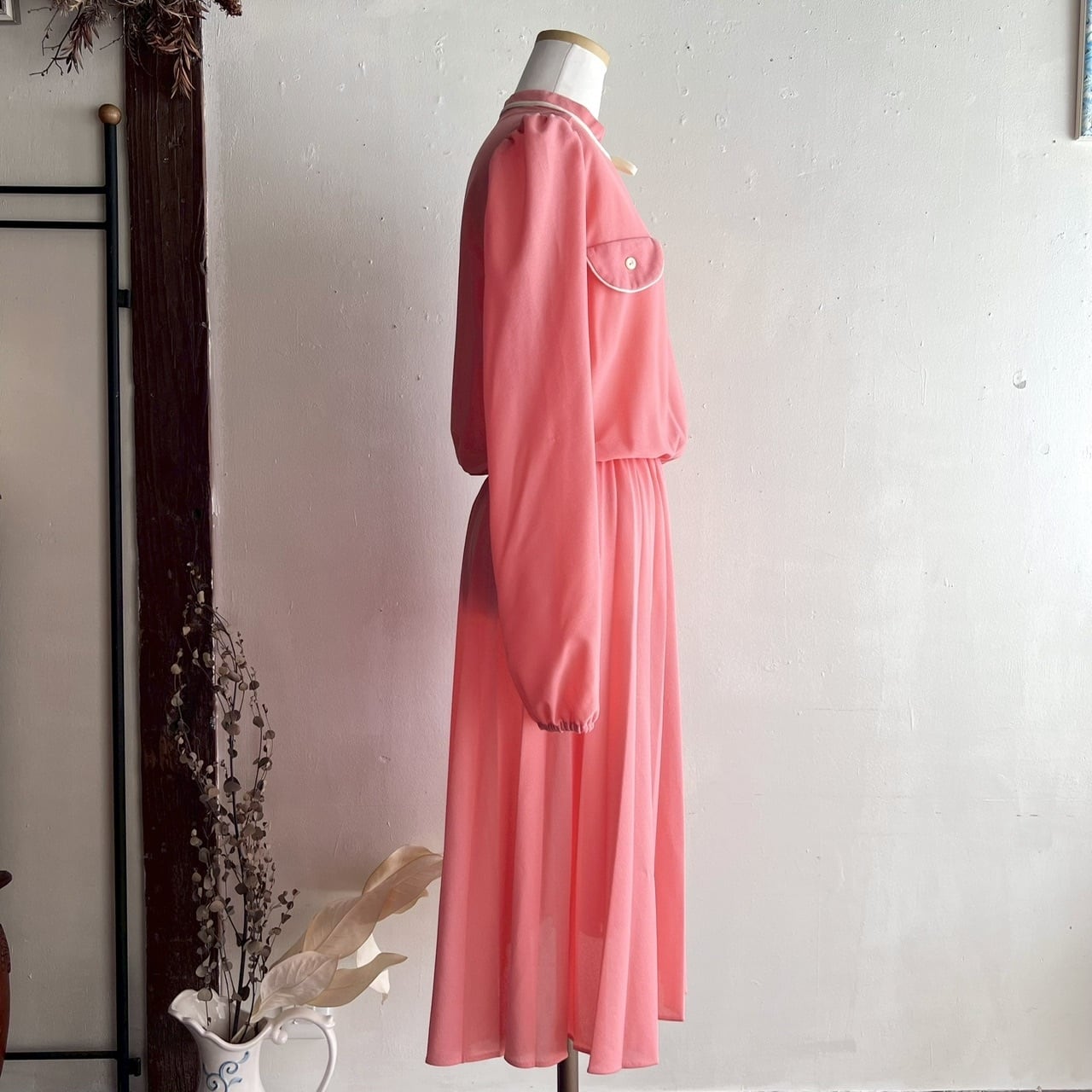 サーモンピンク ワンピース ドレスプラス DRESS+ 袖リボンシンプルコクーンワンピース （サーモン