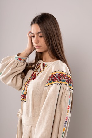 ウクライナ刺繍ヴィシヴァンカ・クラシック イワノフランキースク州モデル　クロスステッチ　手刺繍　ブラウス　麻　レディース・フリーサイズ