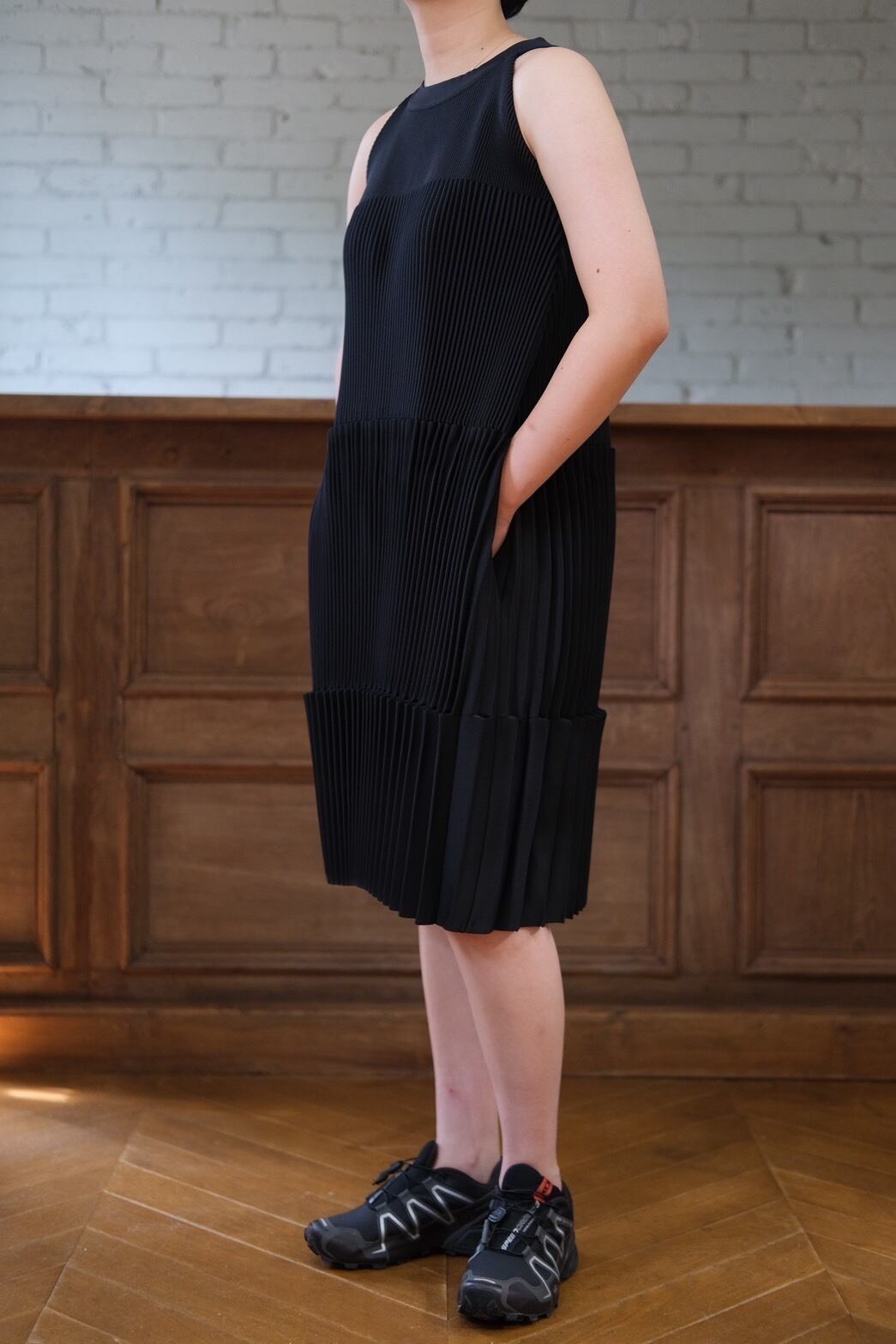 CFCL】 ACCORDION SLEEVELESS MINI DRESS -black- | loop